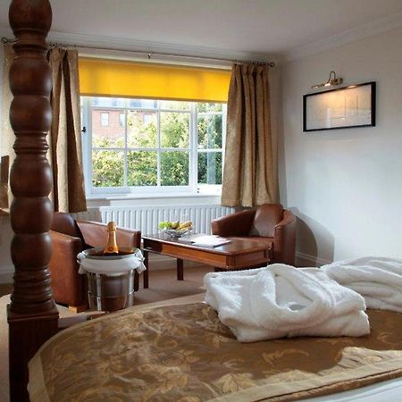 The Chequers Hotel نيوبري المظهر الخارجي الصورة
