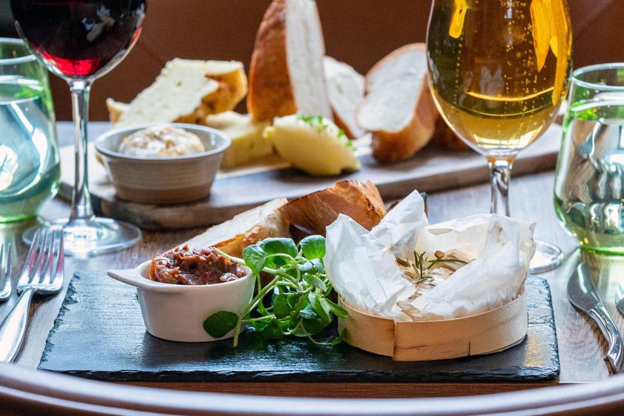The Chequers Hotel نيوبري المظهر الخارجي الصورة