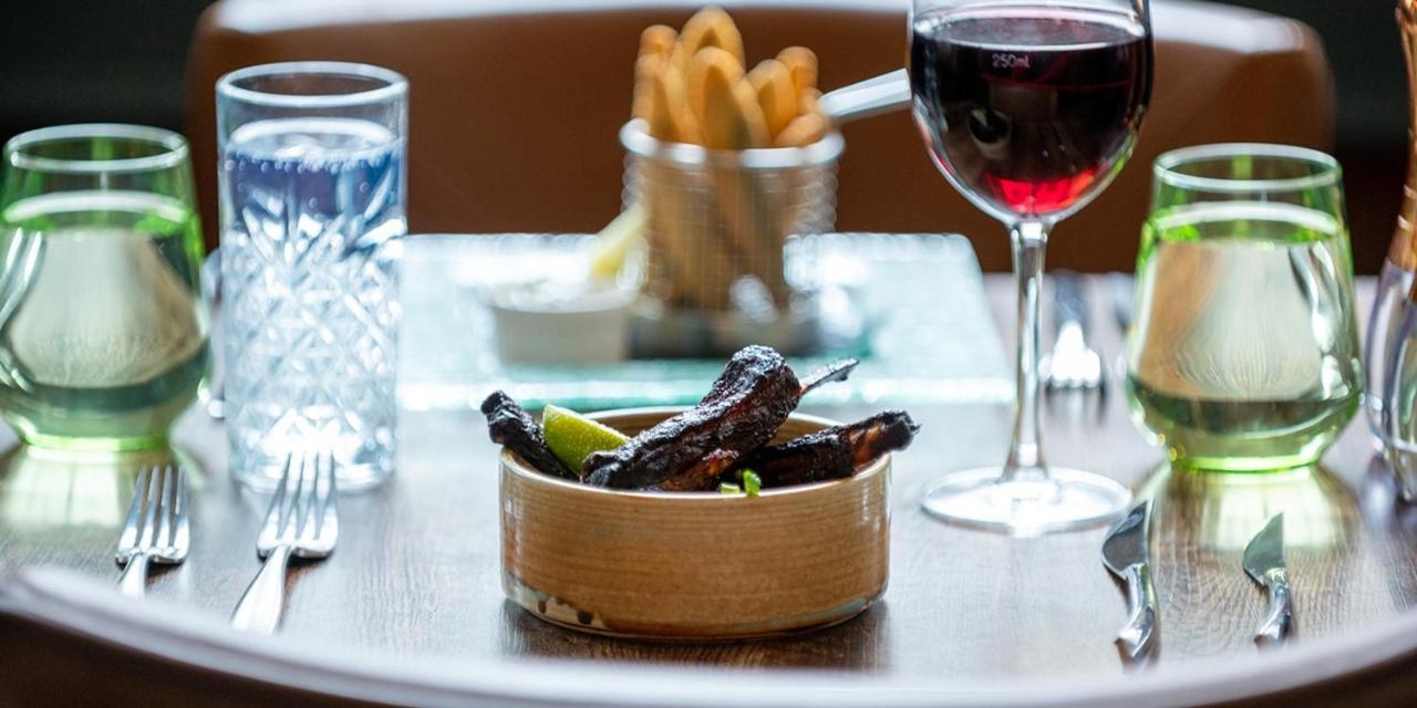 The Chequers Hotel نيوبري المظهر الخارجي الصورة