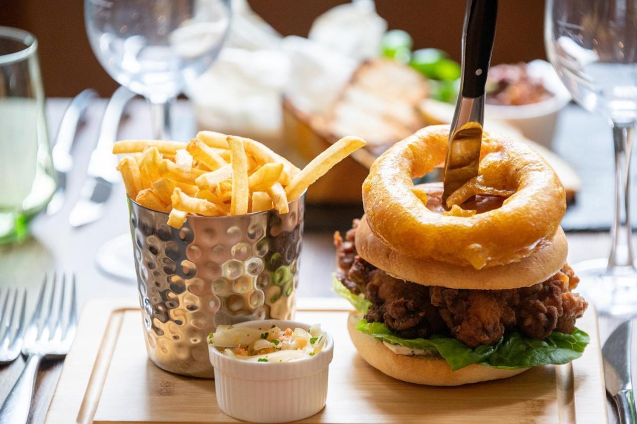 The Chequers Hotel نيوبري المظهر الخارجي الصورة