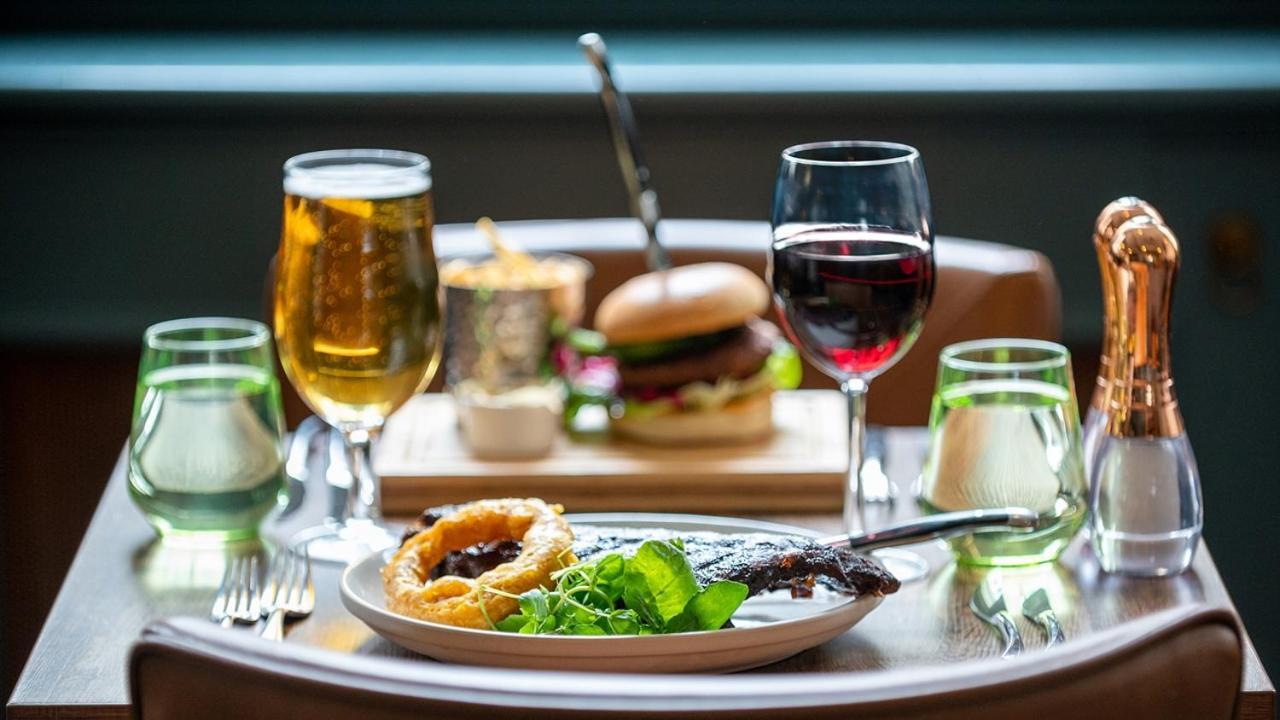 The Chequers Hotel نيوبري المظهر الخارجي الصورة