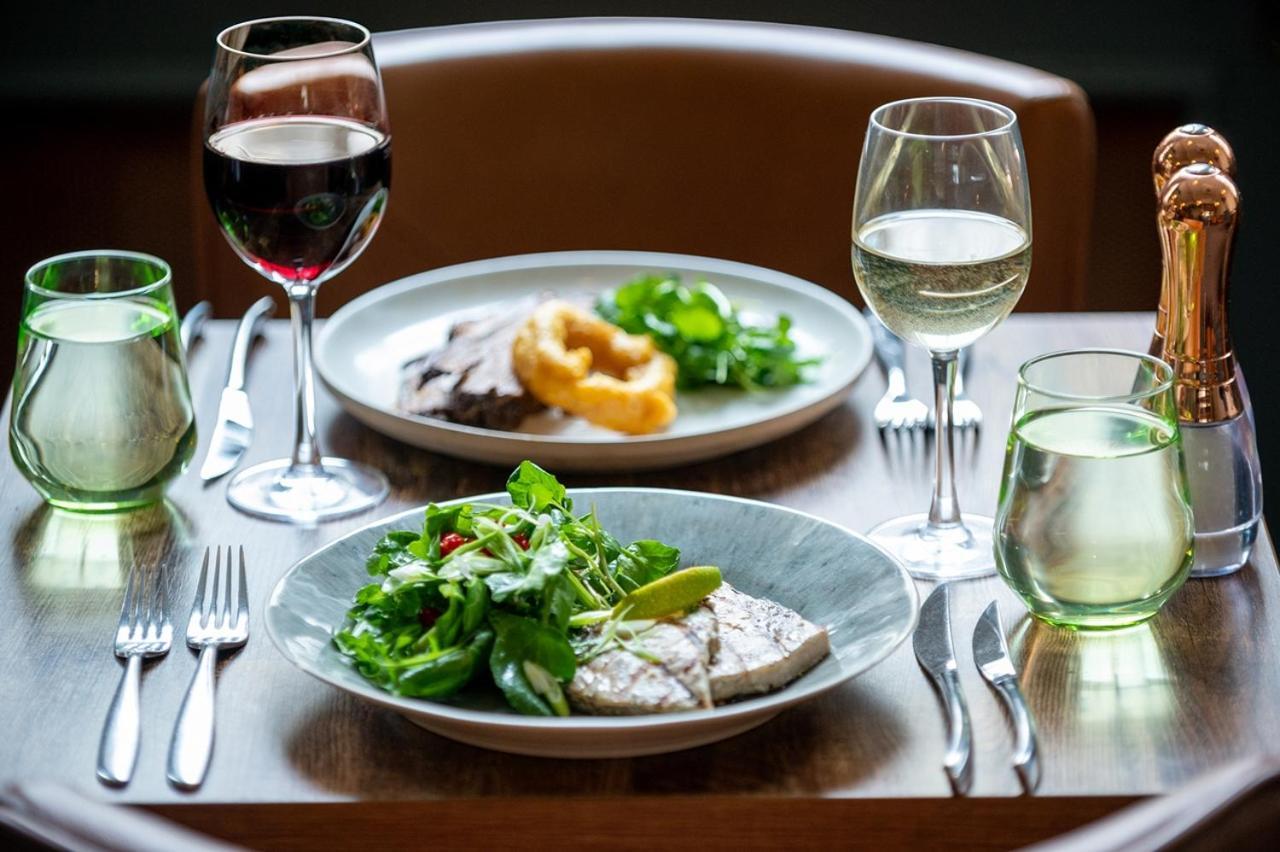 The Chequers Hotel نيوبري المظهر الخارجي الصورة