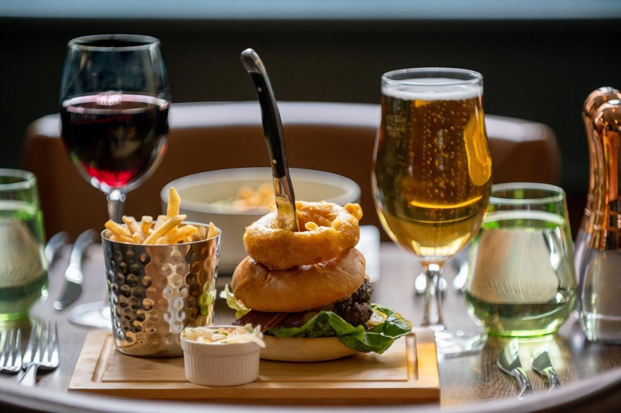 The Chequers Hotel نيوبري المظهر الخارجي الصورة