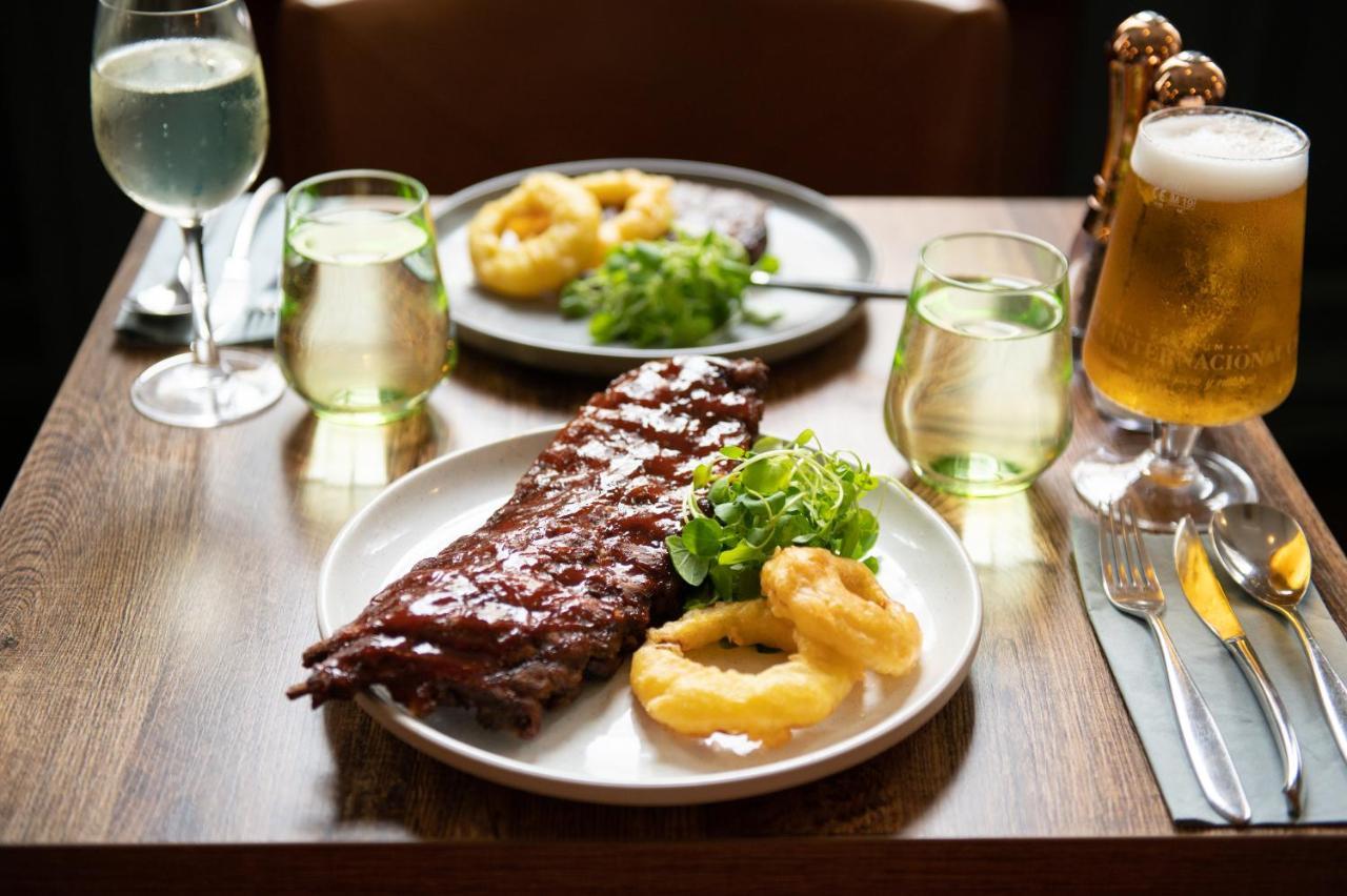 The Chequers Hotel نيوبري المظهر الخارجي الصورة
