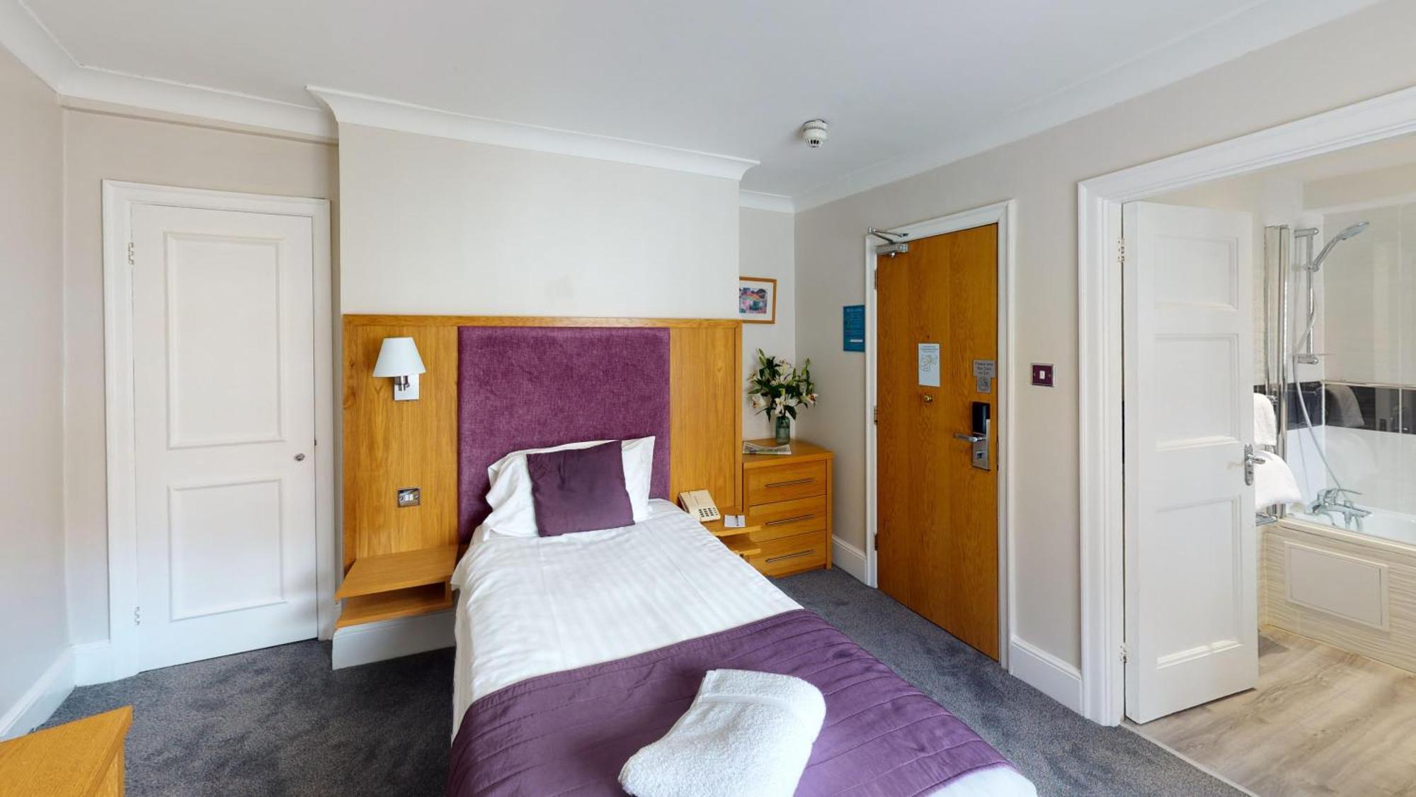 The Chequers Hotel نيوبري المظهر الخارجي الصورة