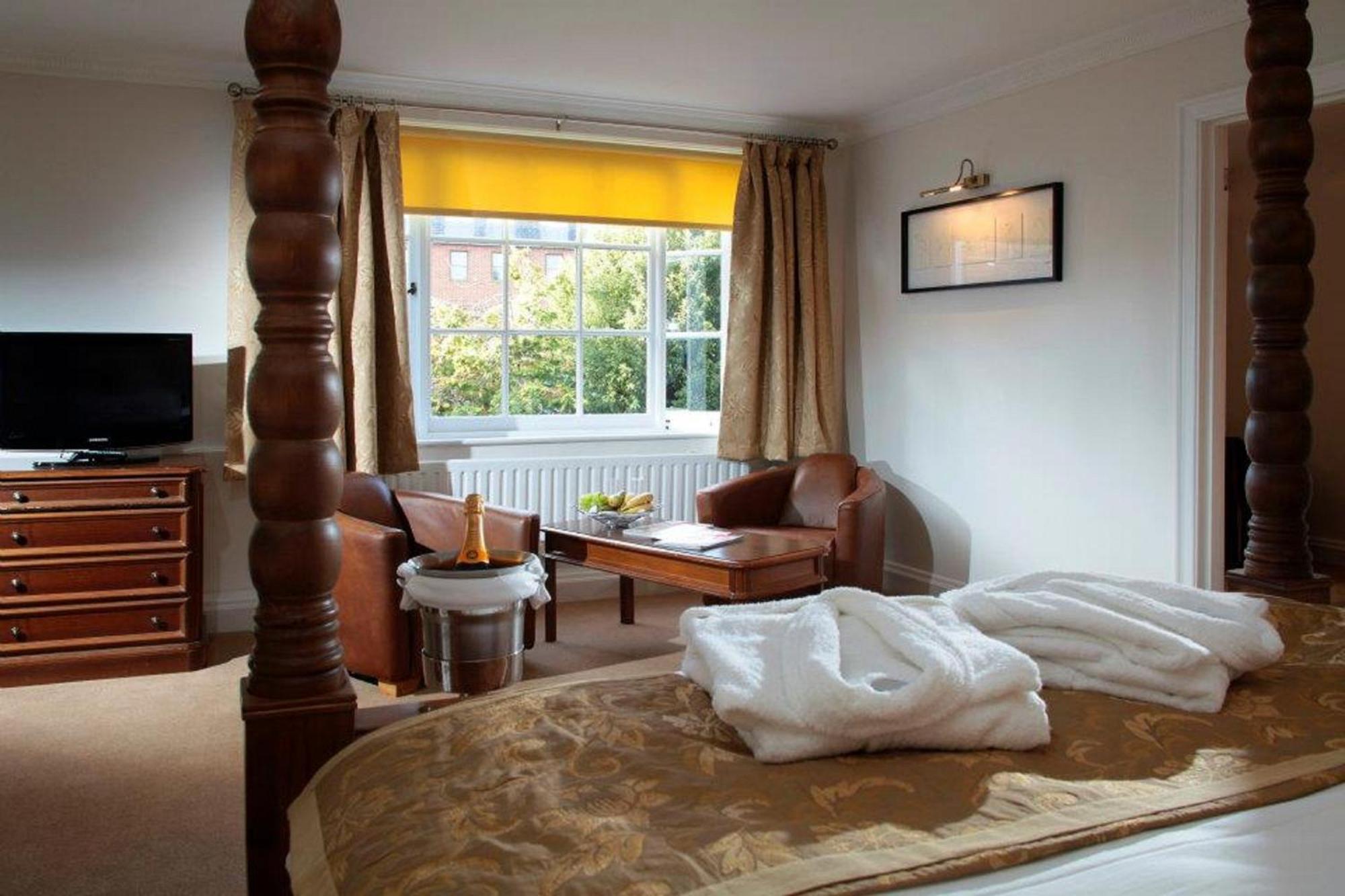 The Chequers Hotel نيوبري المظهر الخارجي الصورة