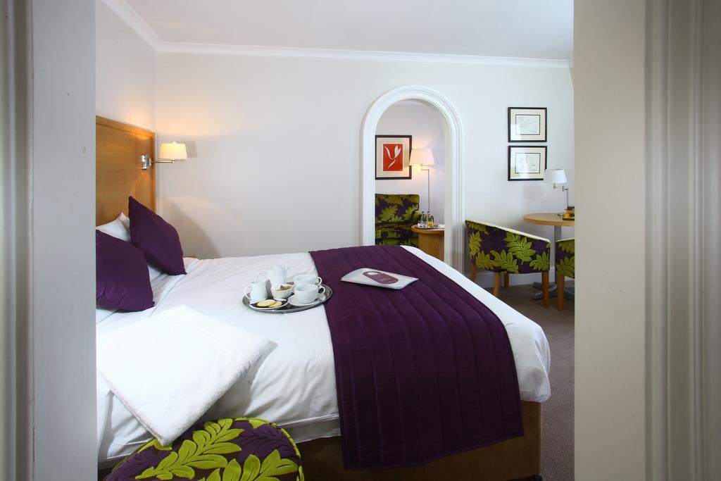 The Chequers Hotel نيوبري المظهر الخارجي الصورة