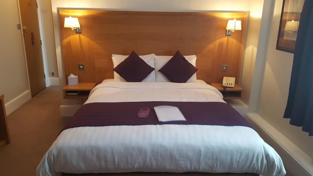 The Chequers Hotel نيوبري المظهر الخارجي الصورة