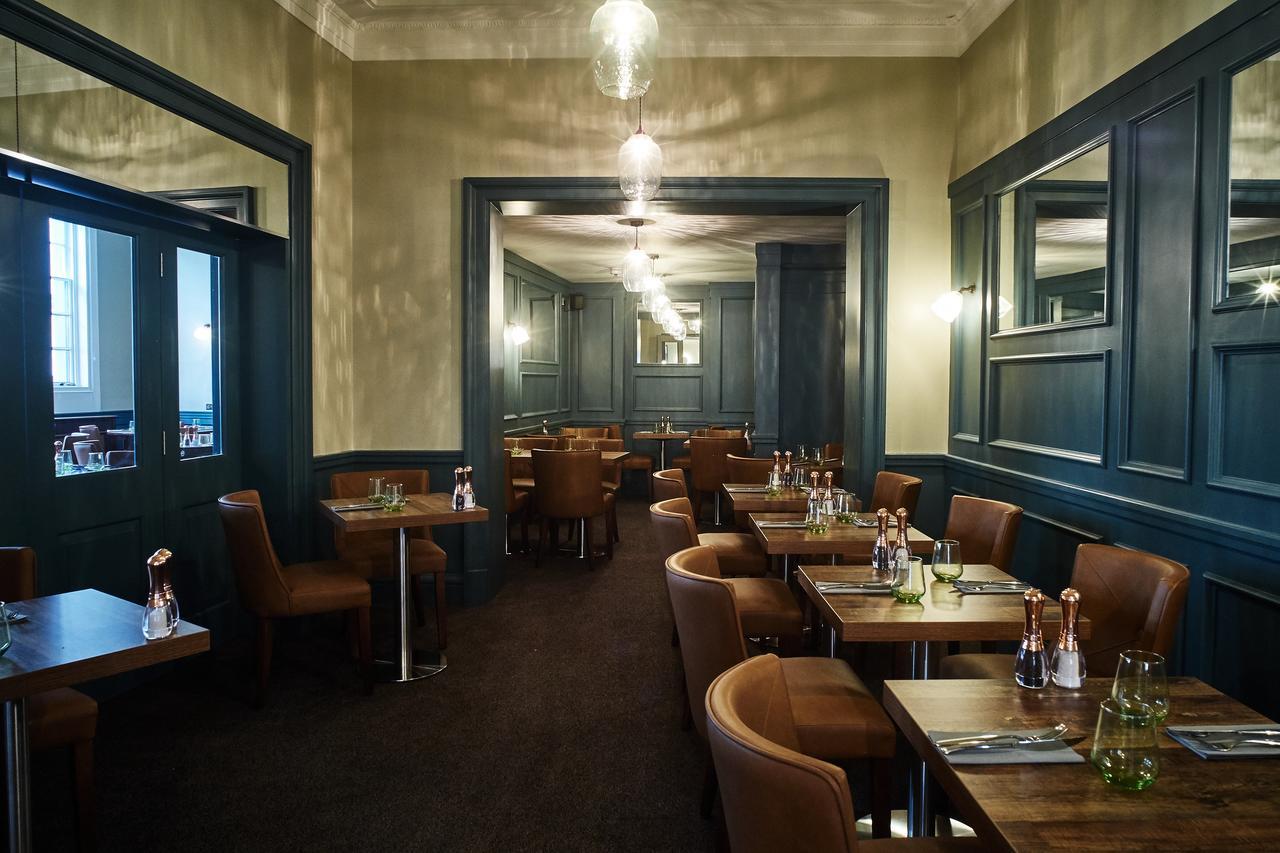 The Chequers Hotel نيوبري المظهر الخارجي الصورة