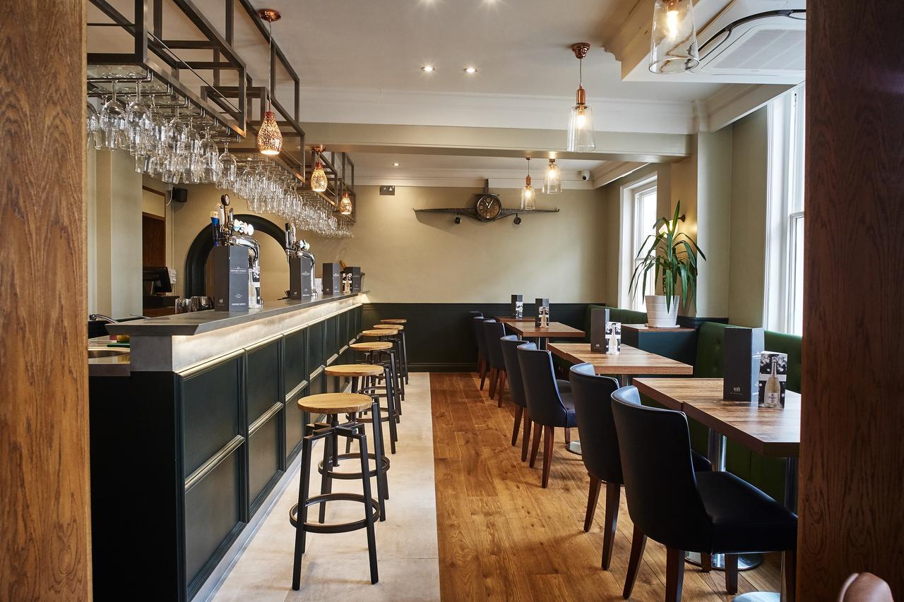 The Chequers Hotel نيوبري المظهر الخارجي الصورة