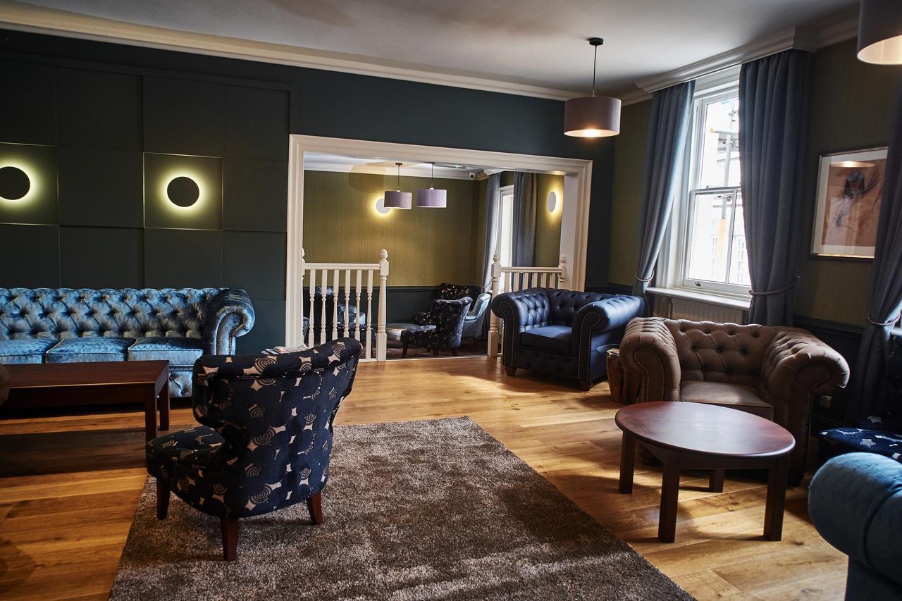 The Chequers Hotel نيوبري المظهر الخارجي الصورة