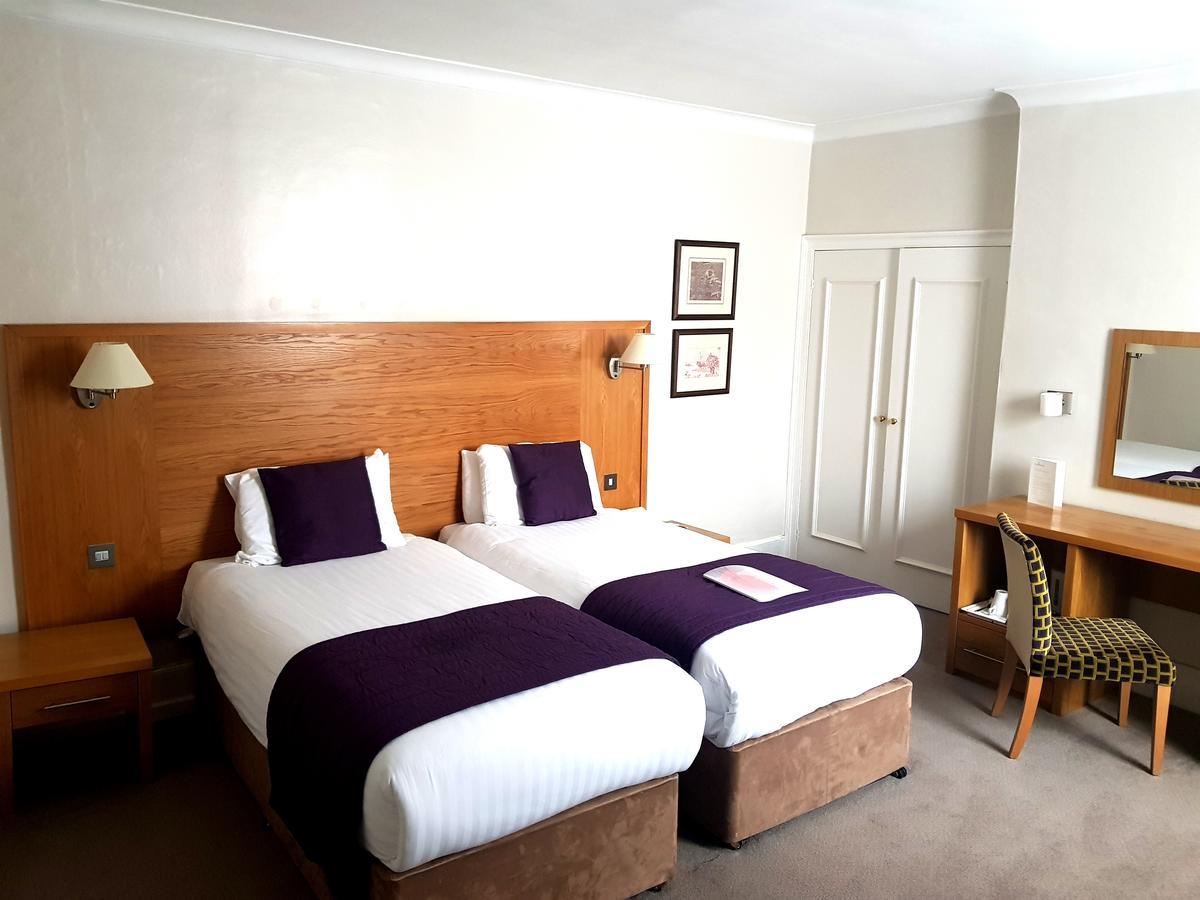 The Chequers Hotel نيوبري المظهر الخارجي الصورة